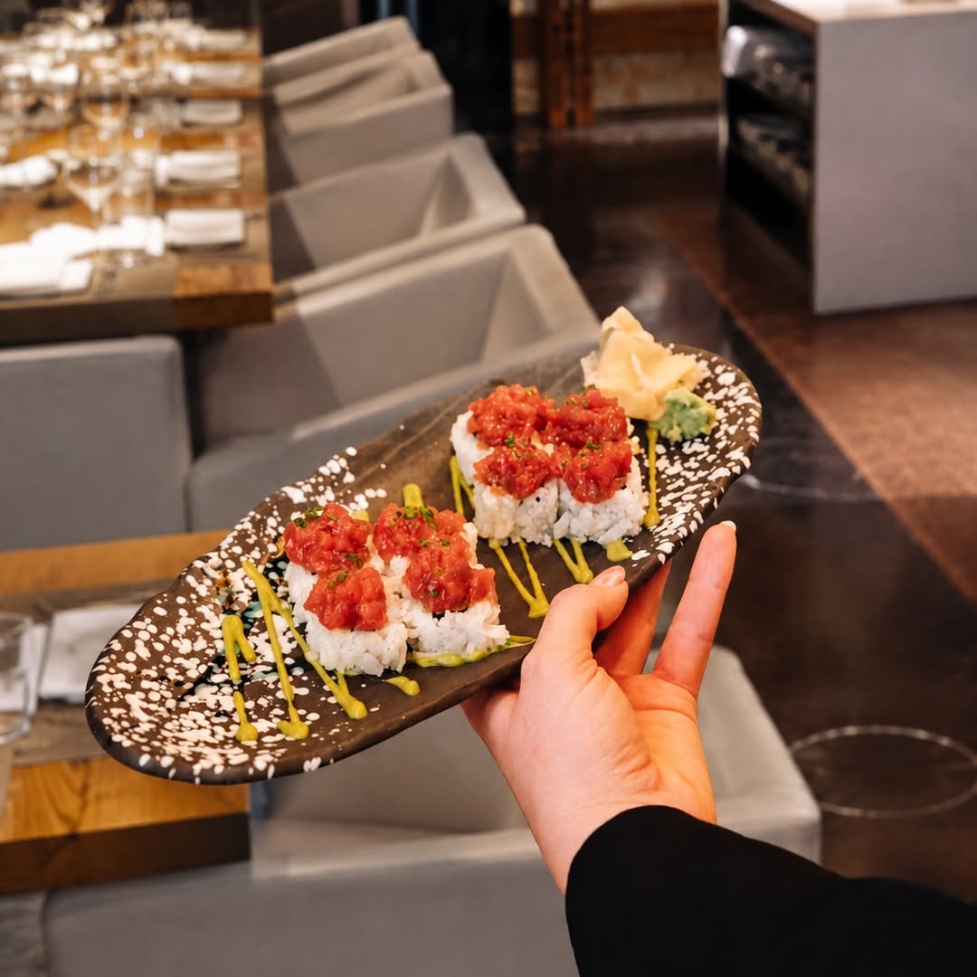 El arte de servir y el placer de descubrir.
Matsuri Roll, una de esas creaciones que convierten cada mesa en una experie