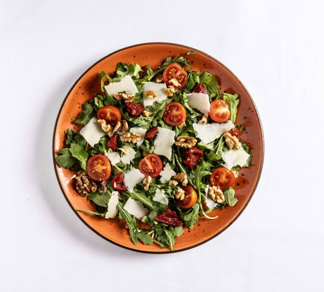 🥗 Ensalada Mediterránea
Fresca, colorida y llena de sabor.
Rúcula, tomate, parmesano, nueces y tomate seco, con ese toq