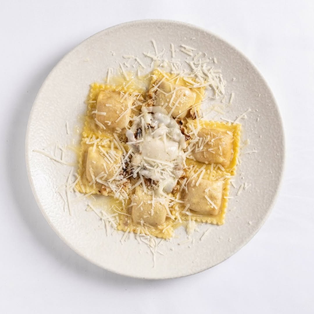 Ravioli relleno de calabaza
Scamorza ahumada fundida, nueces y un toque de parmesano.
La dulzura de la calabaza, el ahum