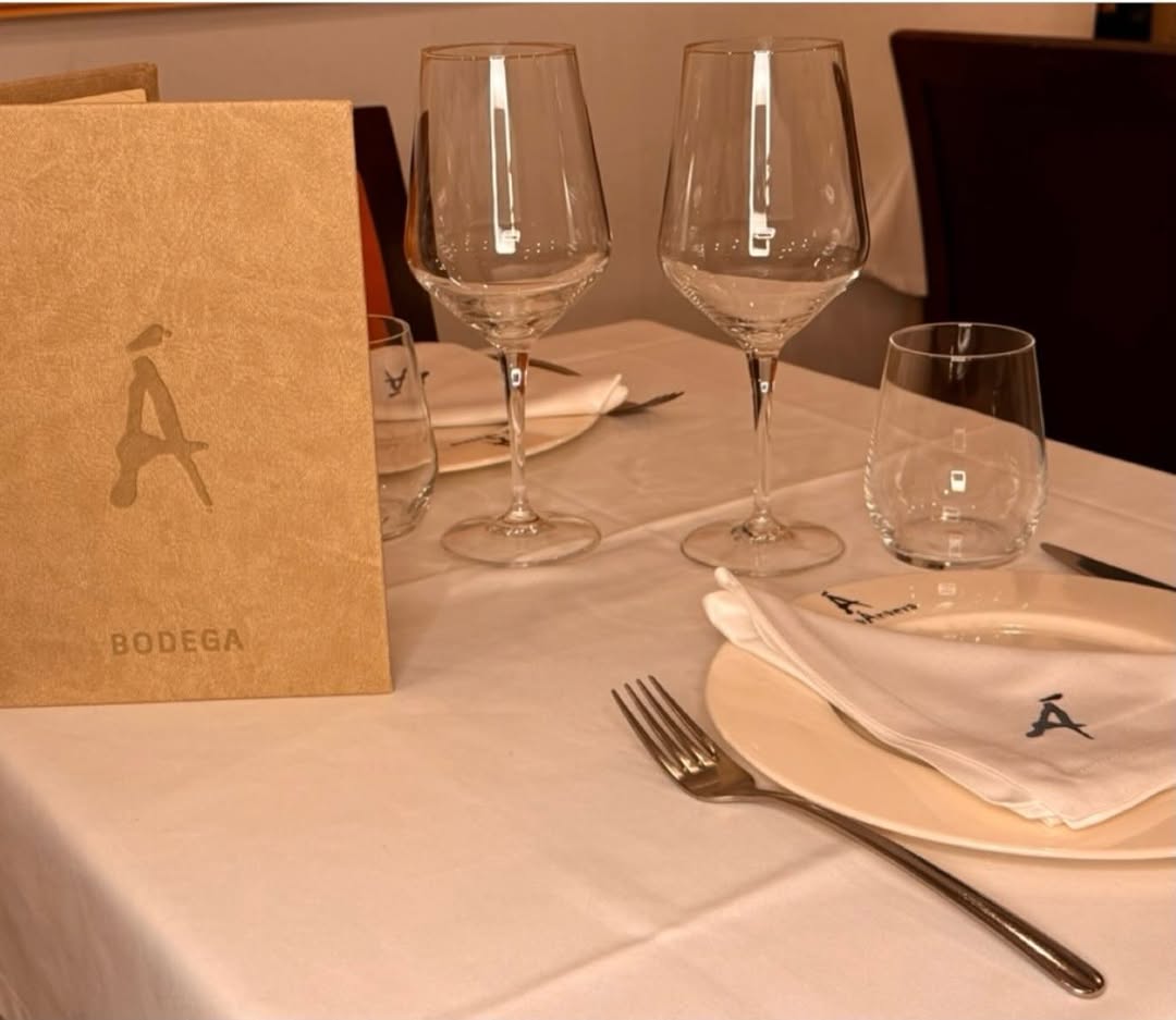 Tu próxima experiencia gastronómica empieza aquí.
Déjate sorprender por nuestra cocina, acompáñala con el vino perfecto