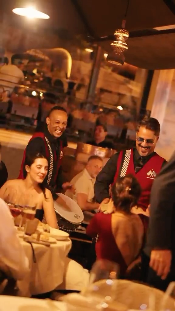 La F1 se vivió el sábado desde Aarde, con la Puerta de Alcalá como testigo.
Emoción en directo, DJs y una noche que sig