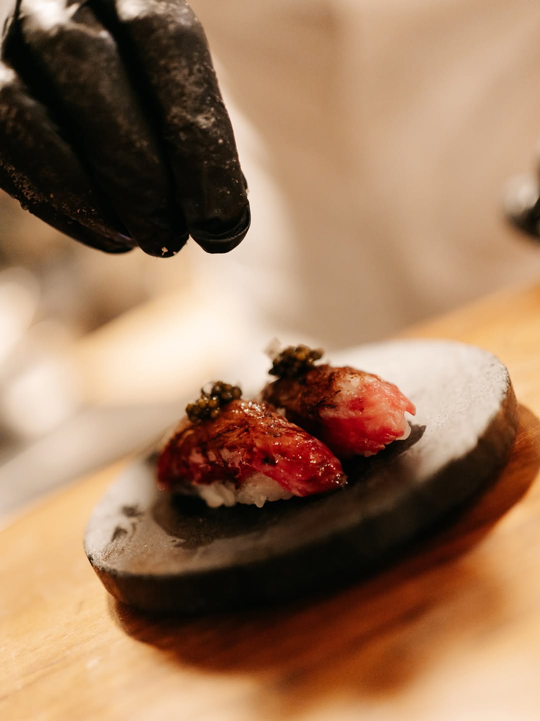 Un bocado que mezcla dos mundos: wagyu en láminas y caviar en su punto exacto.
Uno de nuestros nigiris más destacados.