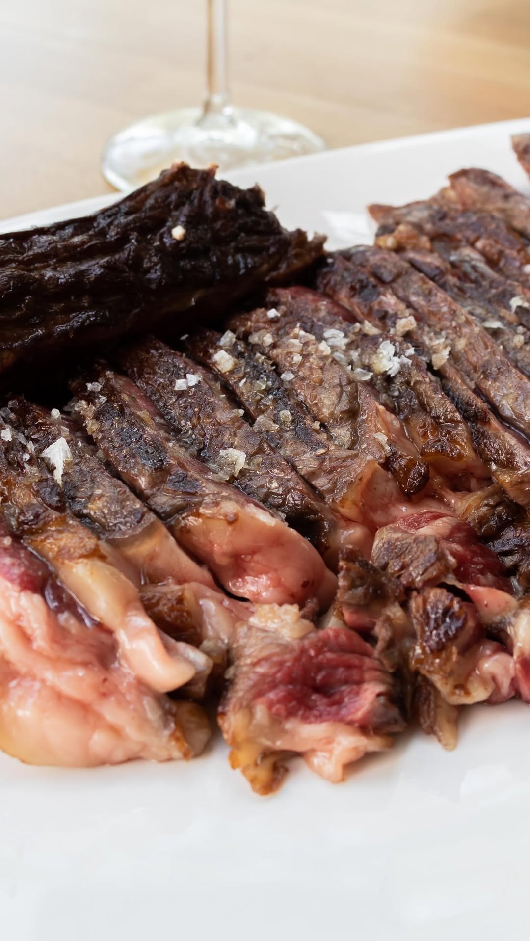 De la brasa a tu mesa. Chuleta de vaca madurada al carbón, en su punto. 🔥
#abrasa #parrilla #carnemadurada #chuletadevac