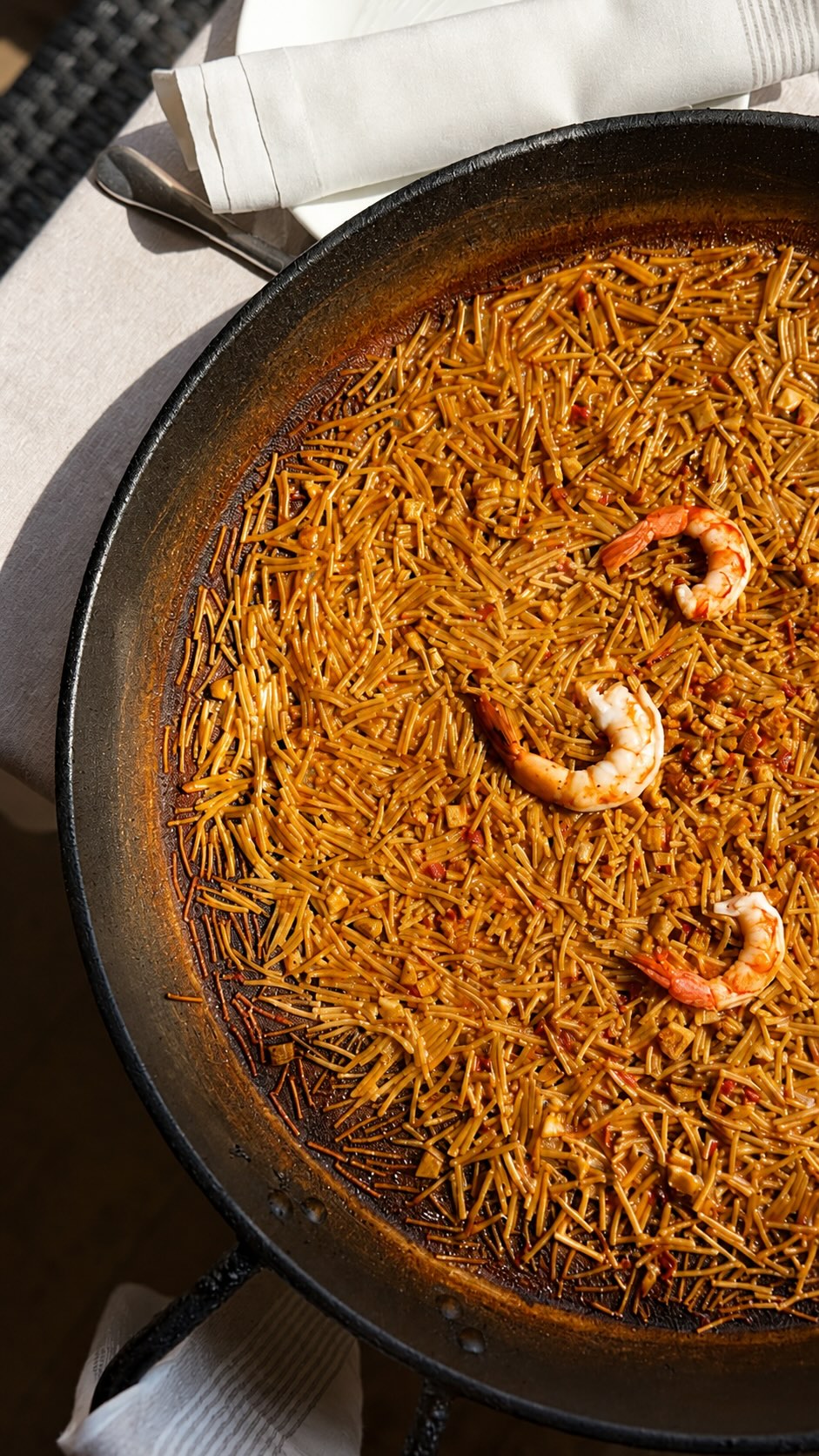 La fideuá del senyoret, como tiene que ser: el fideo bien tostado y su caldo, hecha con tiempo y a fuego vivo.
Directa d