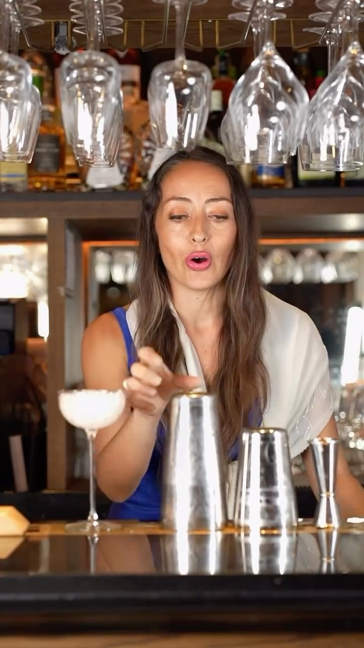 Hoy es viernes y @janefoxofficial lo sabe. 🍸

Tu cóctel o’clock está llegando a ABYA. ✨

El fin de semana empieza aquí 👉