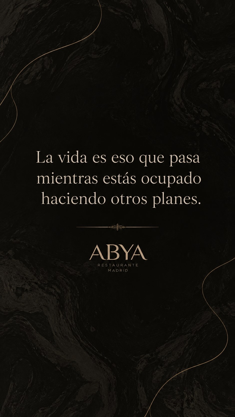 La vida es eso que pasa mientras estás ocupado haciendo otros planes.

Y mucho de lo que importa pasa alrededor de una m