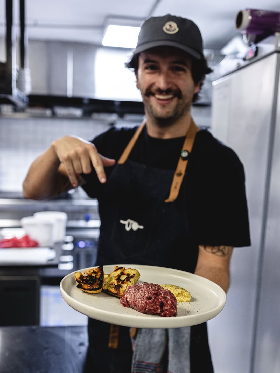 Está gustando mucho nuestra versión de un steak tartar.
Con la clásica yema de huevo, pero con el toque especial de que