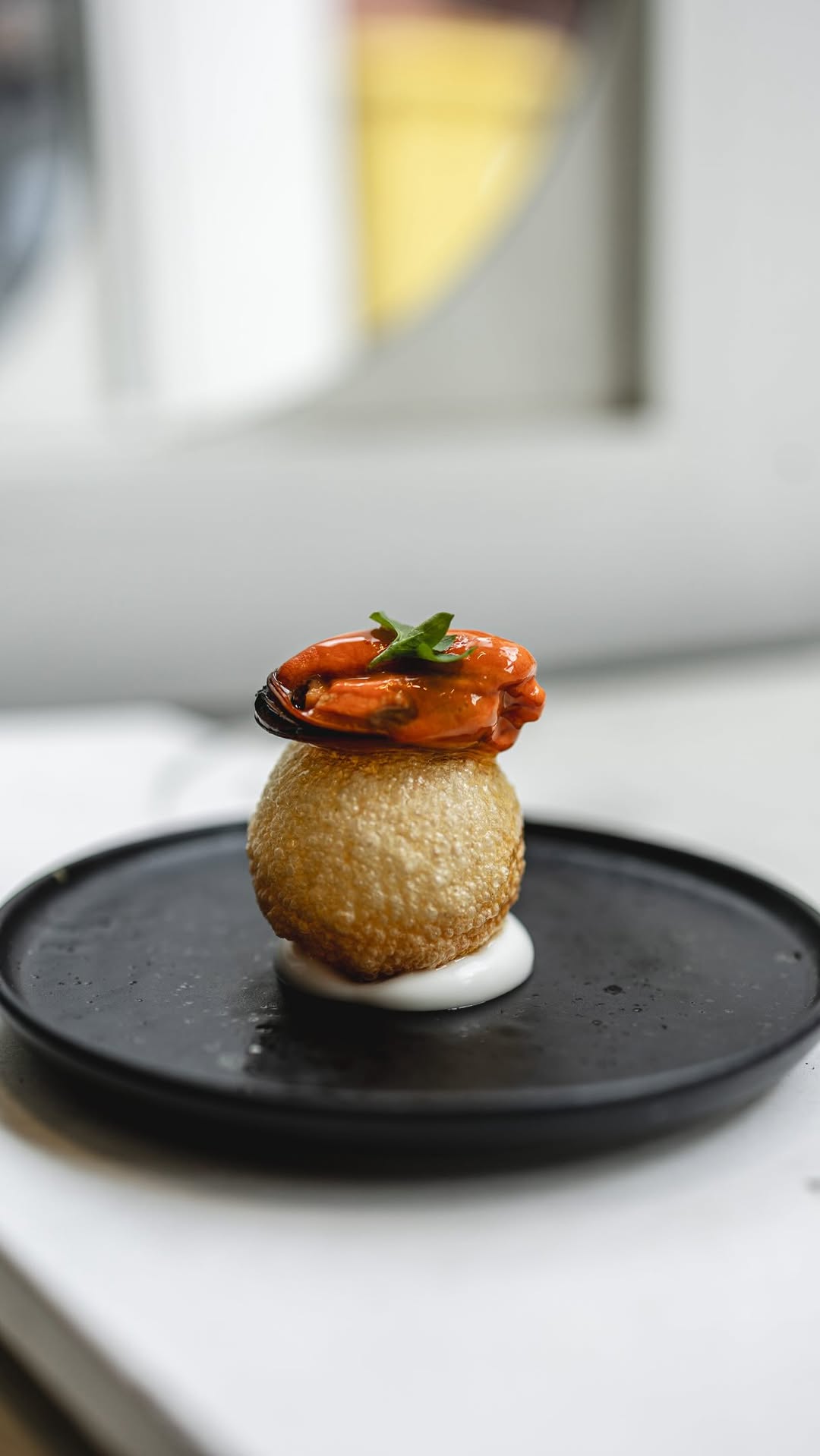 PANIPURI | ESCABECHE DE MEJILLÓN
El panipuri es una masa suflada de origen indio, compuesta por harinas de sémola, agua