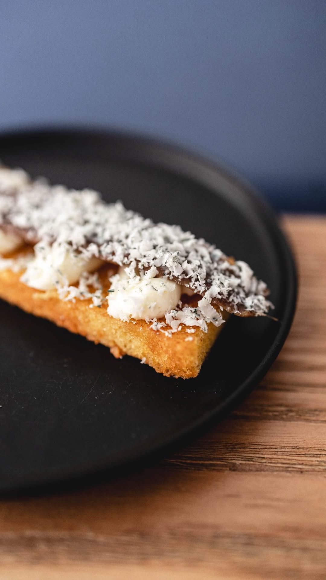 Anchoa, sobao y queso azul.
La salinidad del queso azul y la anchoa funcionan de maravilla cuando el hilo conductor es