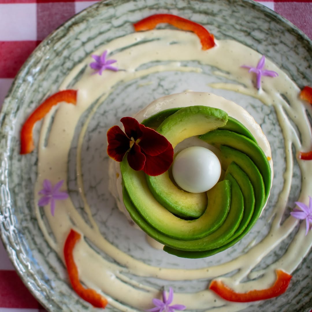 Bella, fresca, sabrosa y llena de sabor, así es nuestra causa limeña. Fiesta de contrastes en la boca, sabores, texturas