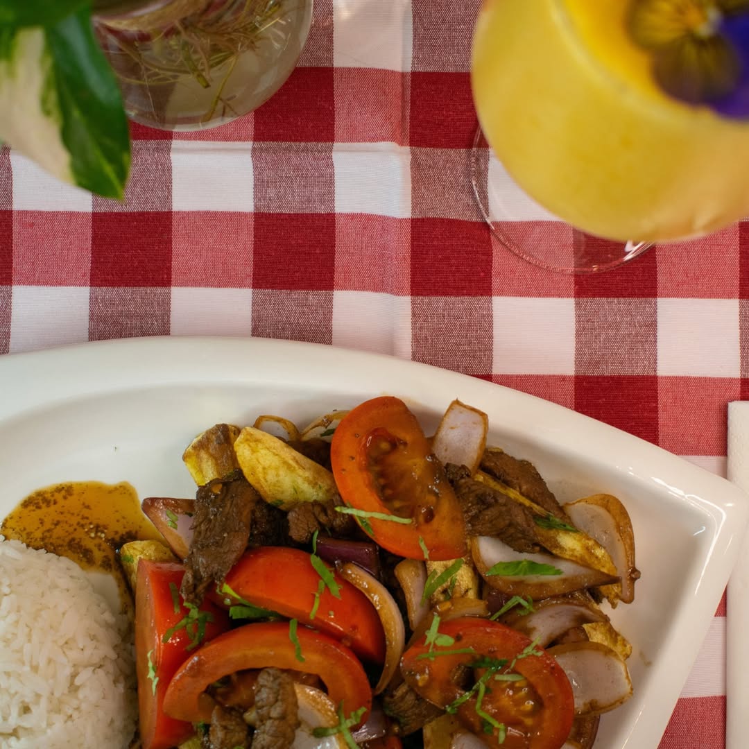 El lomo saltado, plato donde el fuego del wok le da esa intensidad de sabor. es el fuego que acaricia para que el produc