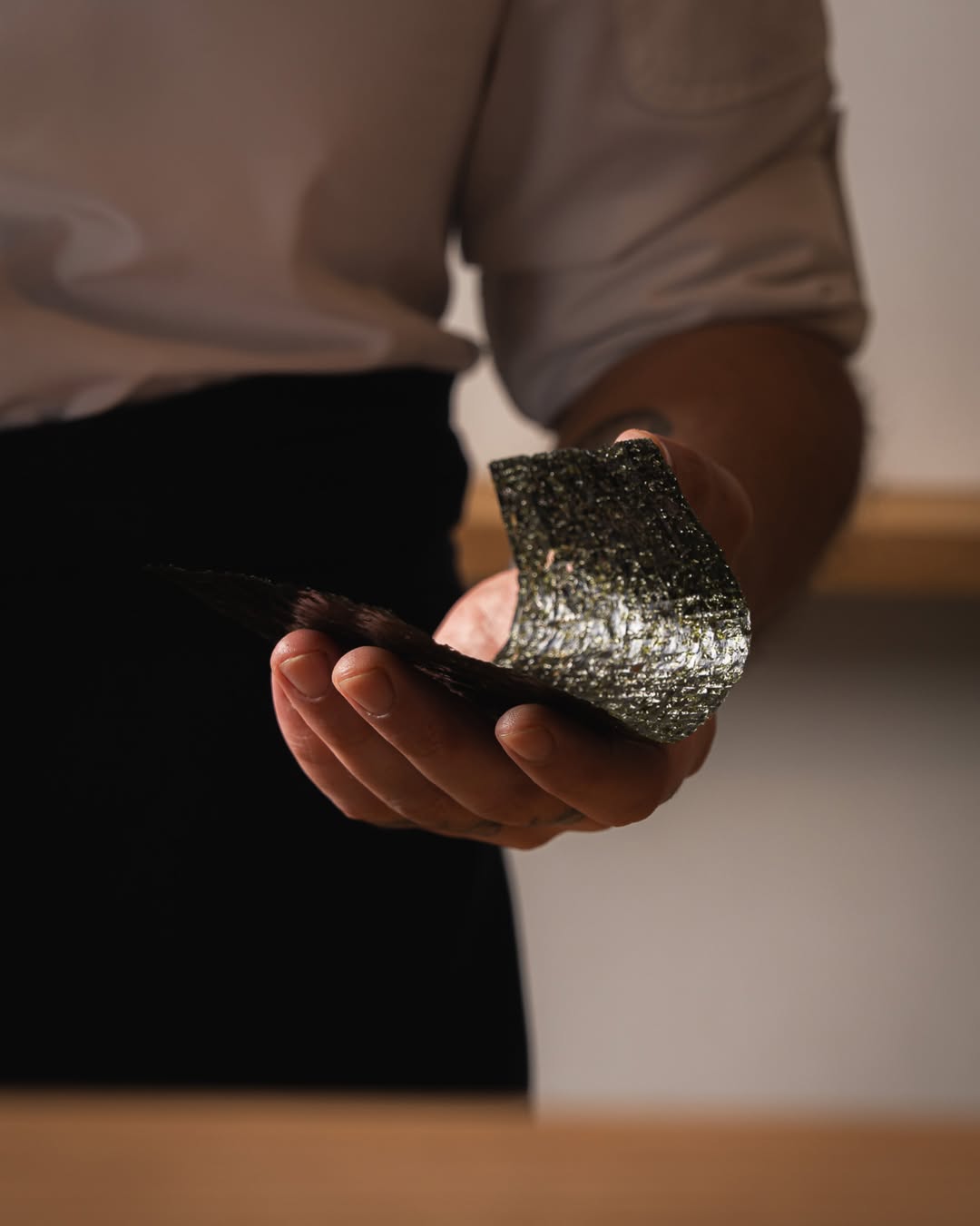 Un hand roll no espera.

Nori crujiente, arroz y producto fresco, preparado en la barra.

Sabores Nikkei.
Hechos al mome