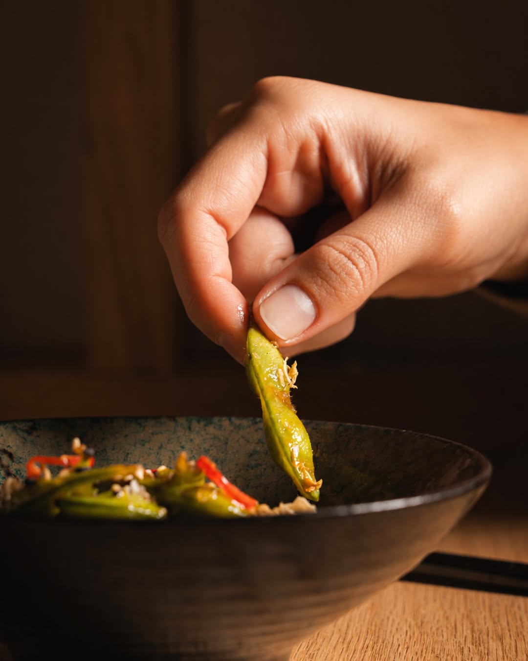Edamame al estilo Nikkei 🔥
Salteado al wok y terminado con un glaseado dulce.
El primer bocado de una experiencia hecha 