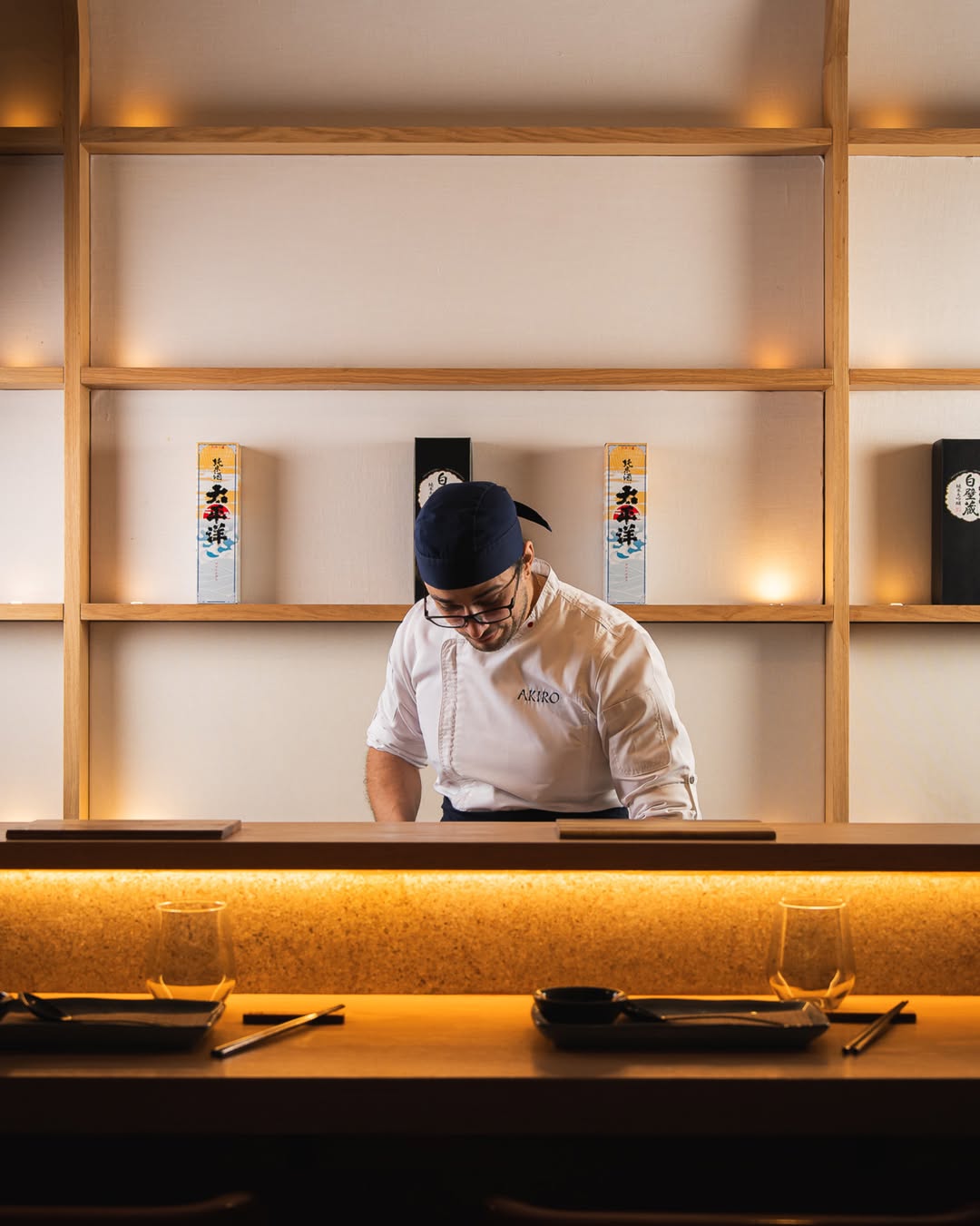 Detrás de la barra, nuestros sushimen dan vida a Akiro. 
Cada corte, cada handroll, cada movimiento.
Hecho al momento. 🔥