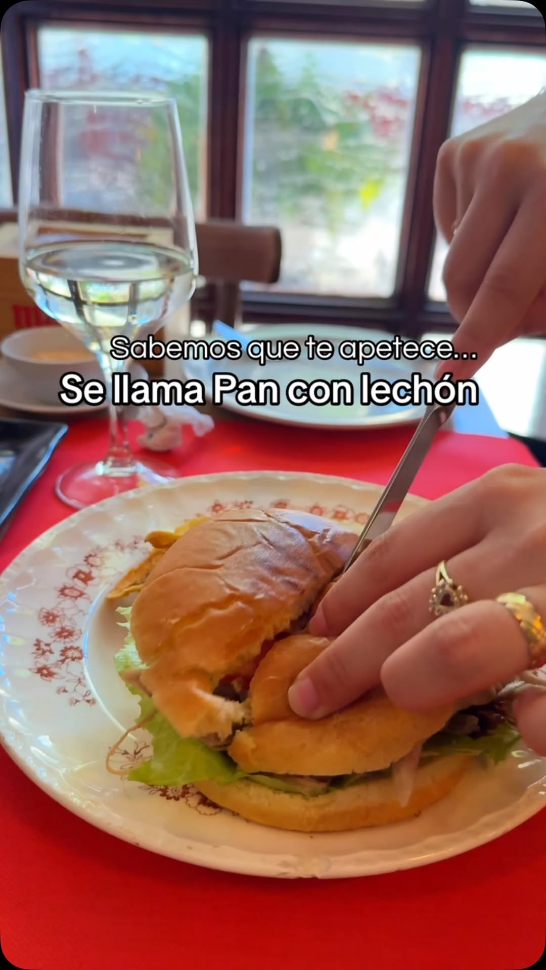 Nuestro pan con lechón, lechón asado a baja temperatura, servido con tomate, lechuga y mojo criollo 😋😋