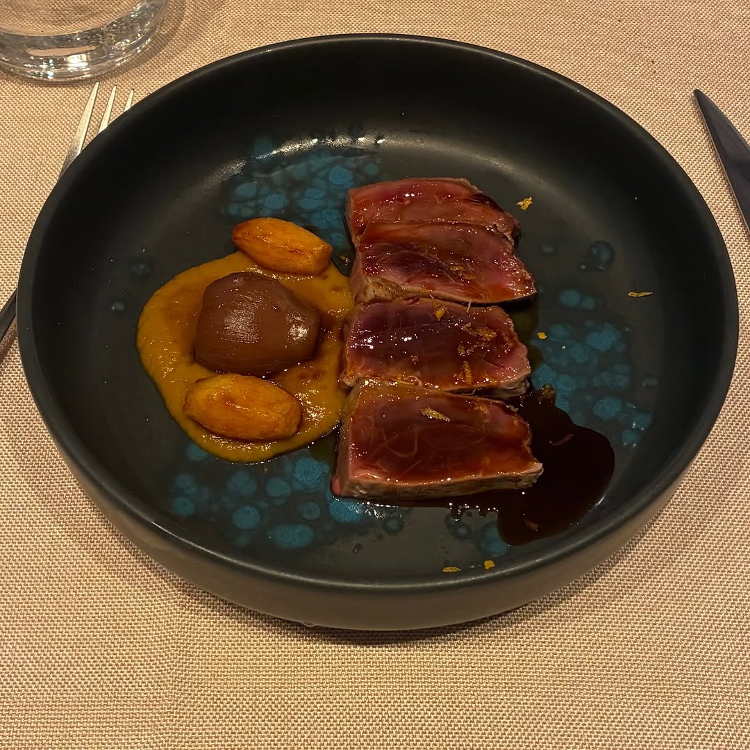 Quien conoce Albor sabe que cada plato es puro sabor

Atún rojo glaseado con escabeche de pollo y chalotas a la naranja
