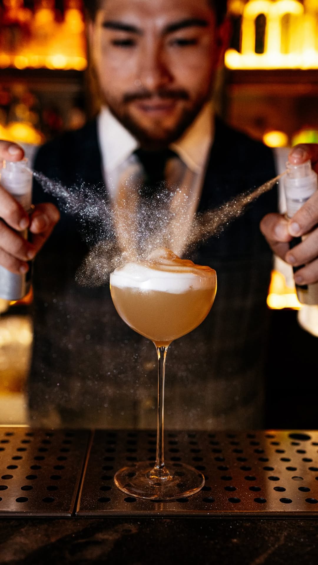 𝐒𝐨𝐮𝐧𝐝 𝐨𝐟 𝐚 𝐜𝐨𝐜𝐤𝐭𝐚𝐢𝐥🍸
Música para los oídos. 

Abierto todos los días👇
📍 Calle de las Veneras, 1, Madrid.

#Alchemist1967