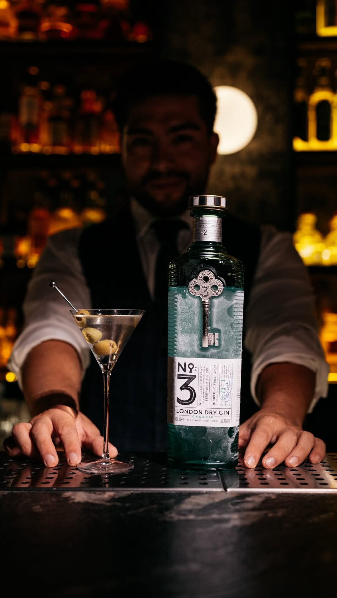 A timeless essence. Dry Martini. 

Nº3 London Dry Gin
@no3Gin

Open every day.
📍 Calle de las Veneras, 1, Madrid.

#Alch