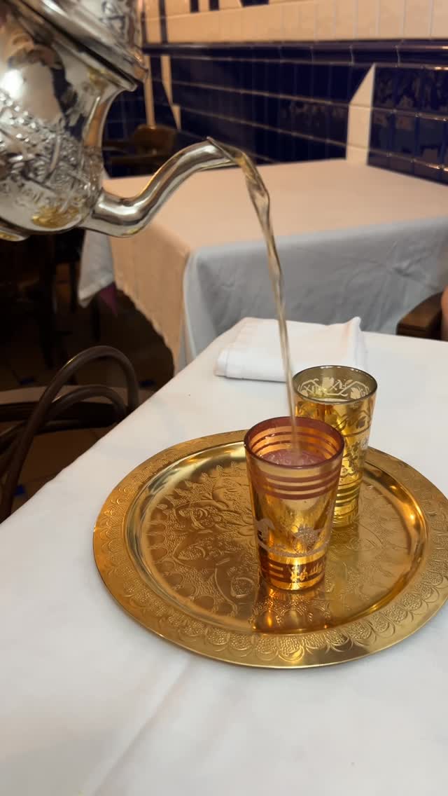 Un viaje de sabores sin salir de Madrid ✨🍽️
En Alcuzcuz (C. de la Farmacia, 8), cada plato cuenta una historia de tradic