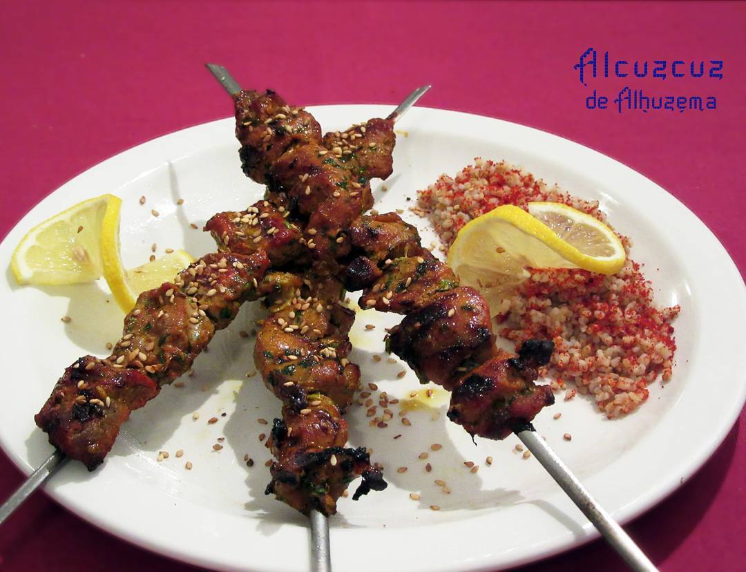 Pinchos morunos de cordero a la brasa con cebada al vapor! 👌 Sabrosos, tiernos y auténticos... sólo en @alcuzcuz 
#madri