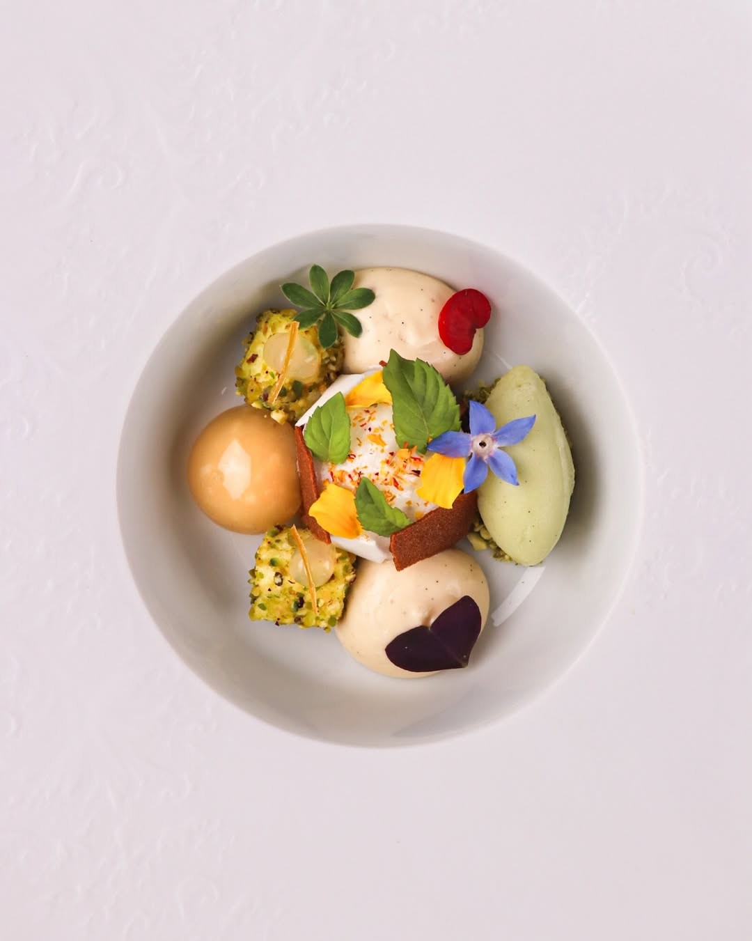 Limón, un postre donde los cítricos son protagonistas.
Sablé de pistacho, mermelada de cítricos, espuma de limón y Char