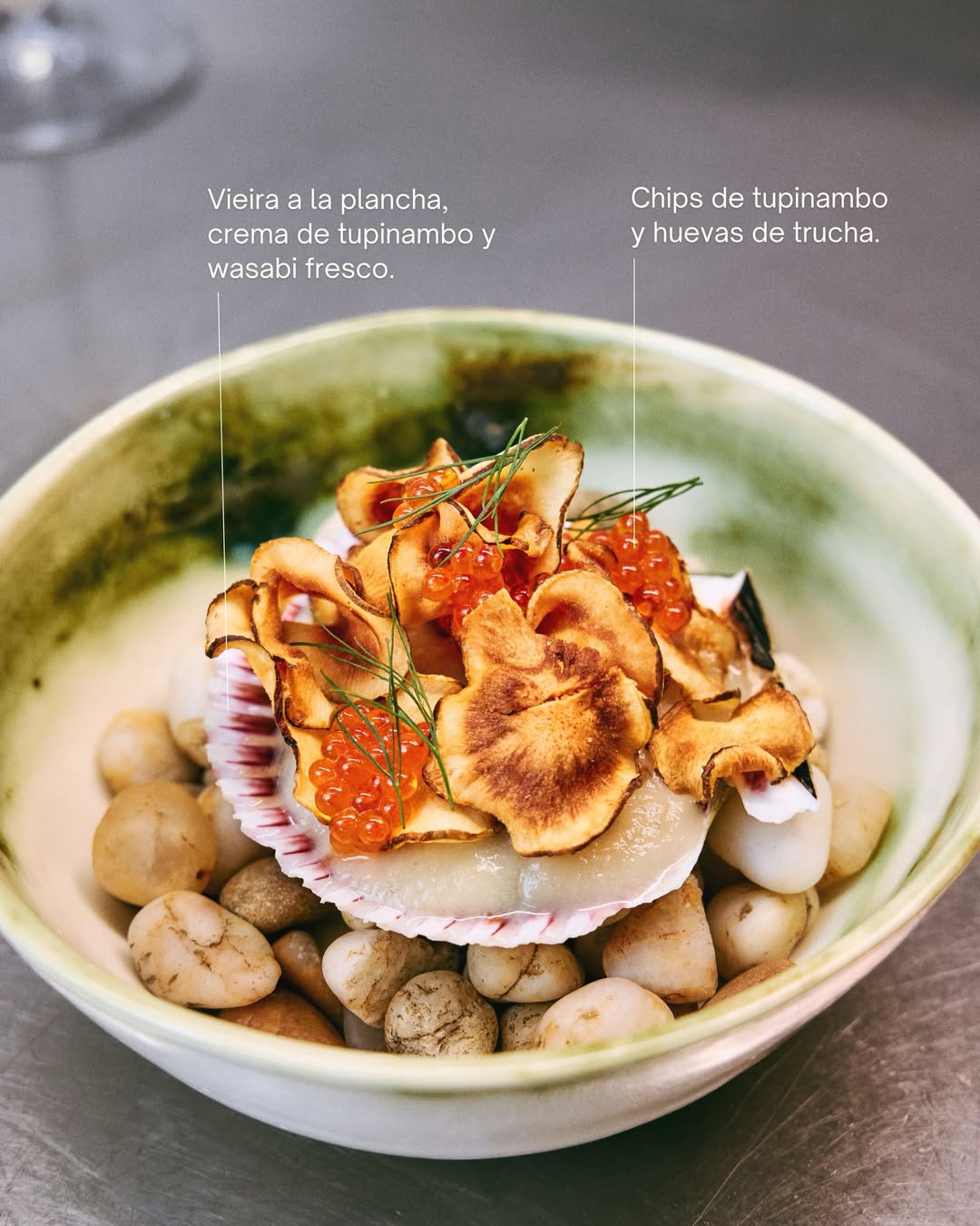 Y hoy cerramos la semana con un plato muy Bardero: nuestra vieira con tupinambo y wasabi fresco.
Marcamos la vieira a l