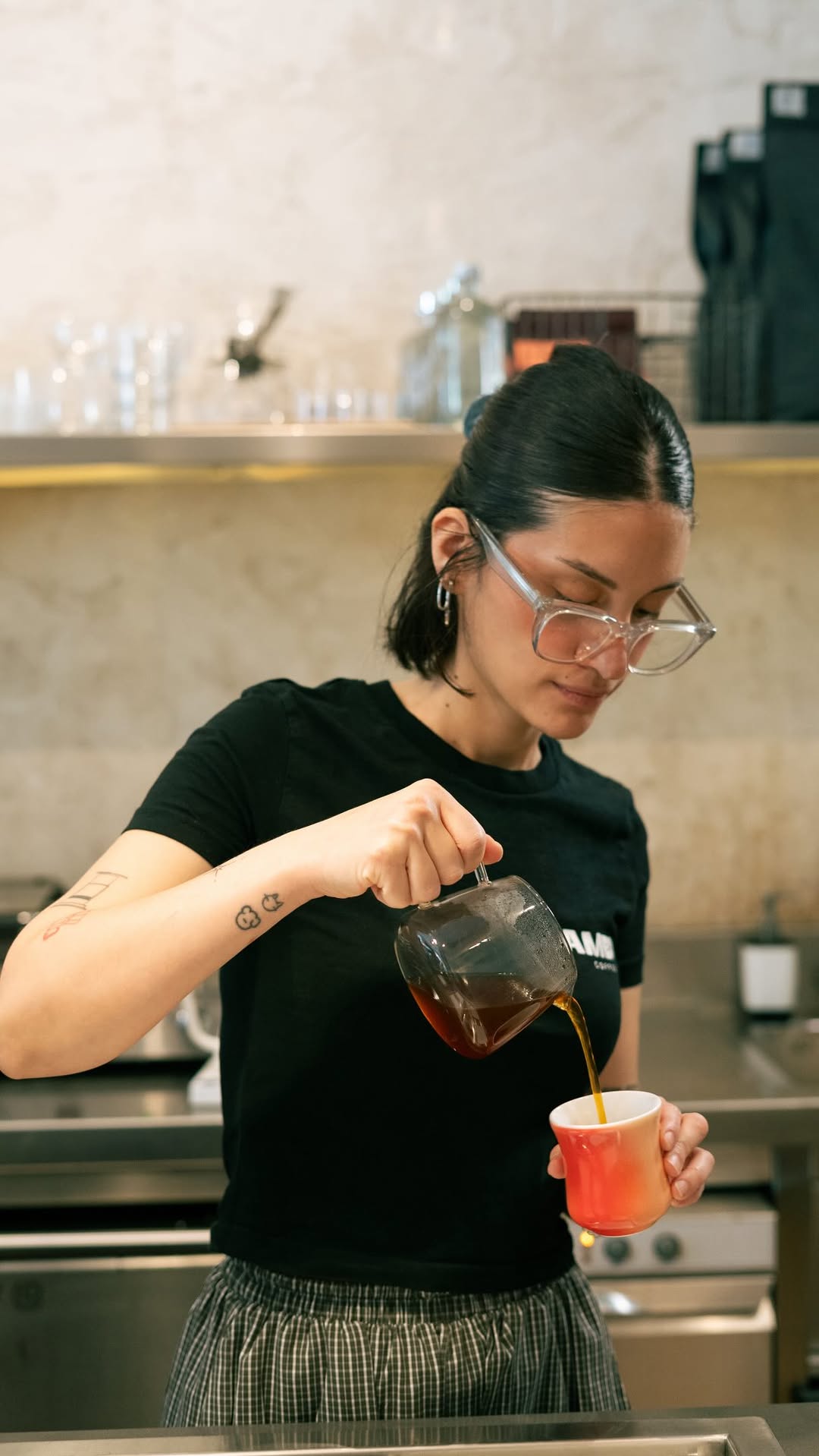 Nuestra barista Andrea nos muestra cómo hace uno de sus cafés favoritos del menú actual.
Si quieres probarlo ya está di