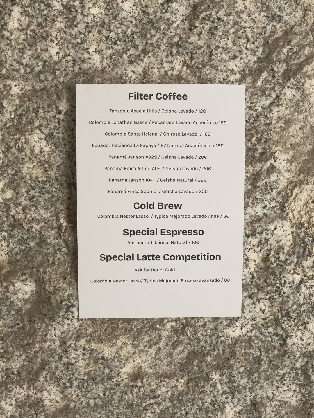 Nuevo menú de cafés especiales del mes de Agosto!! 🏖️
Como novedad hemos incorporado un cold brew hecho con un blend de