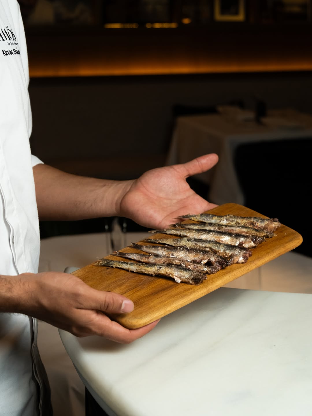 Todo empieza con un producto excepcional.
En Amós seleccionamos anchoas frescas de la máxima calidad, respetando cada p