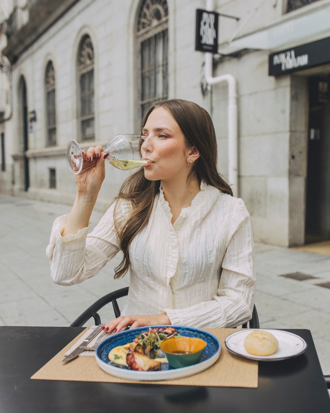 Madrid se disfruta mejor al aire libre. 🍷✨
Una copa de vino, buena gastronomía y una terraza en pleno centro de Madrid.