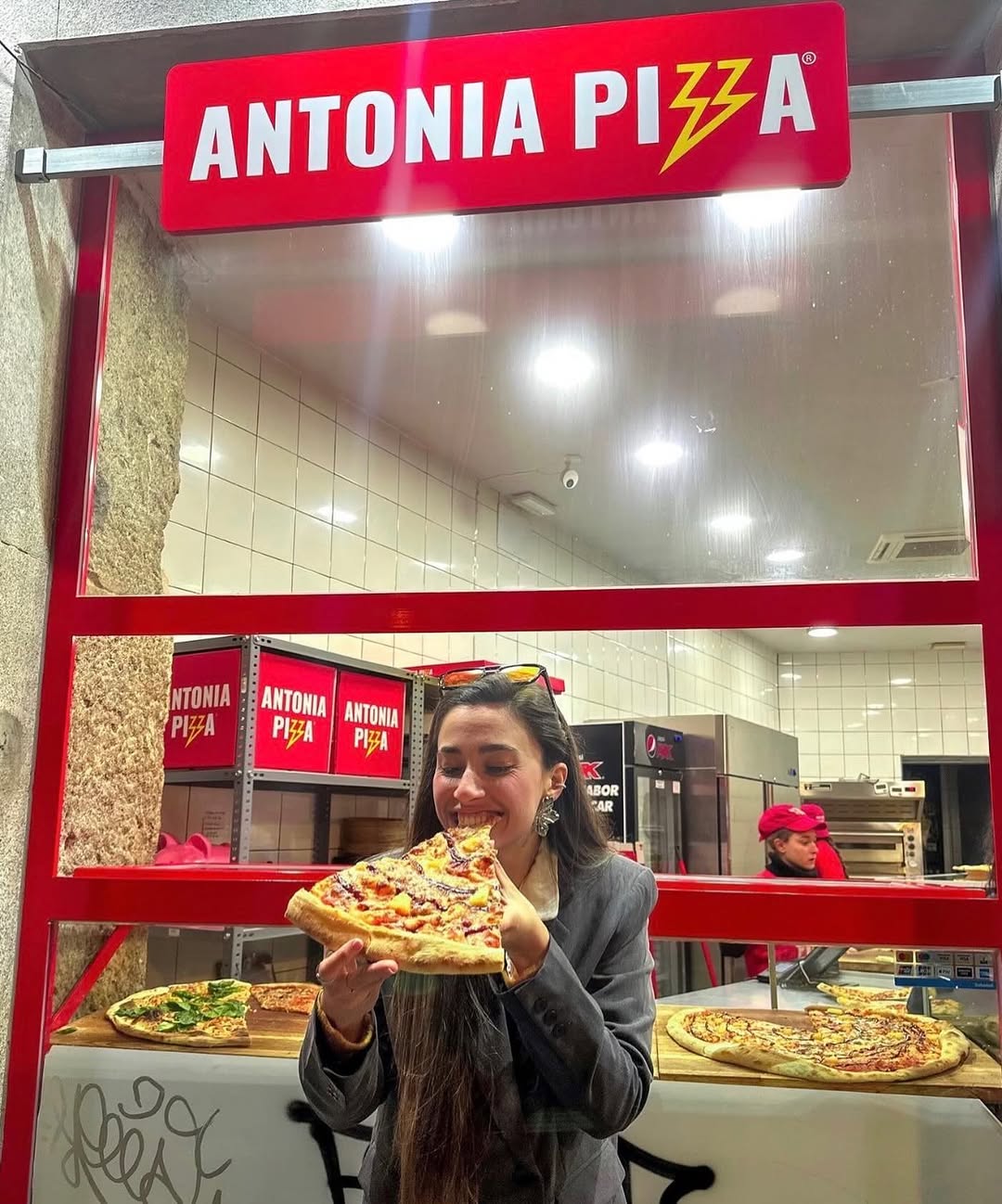 🍕 Antonia Pizza no es solo pizza.

Es urbanidad, sabor y rapidez servidos a un precio que invita a volver. Un concepto p