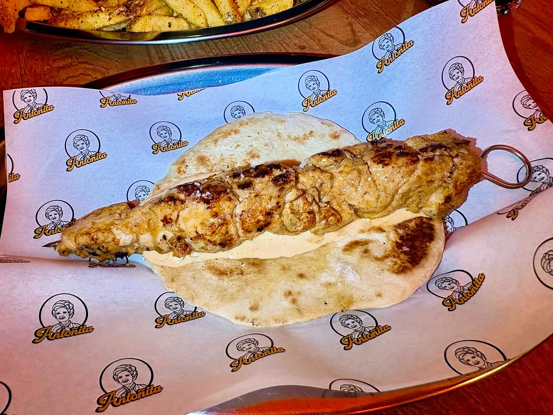 De la brasa al pan. 🔥
Pincho moruno de pollo marinado en casa, asado a la parrilla de carbón, con pan de pita casero y s