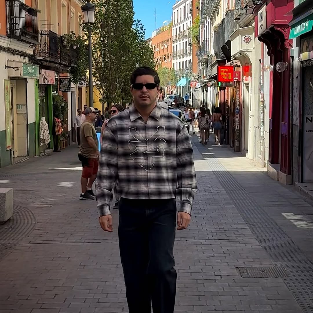 Vlog 154: He vuelto a mi barrio, Malasaña.
¡Hola, soy Heverth!
Cada vez pienso que Madrid hace todo lo posible por hacer
