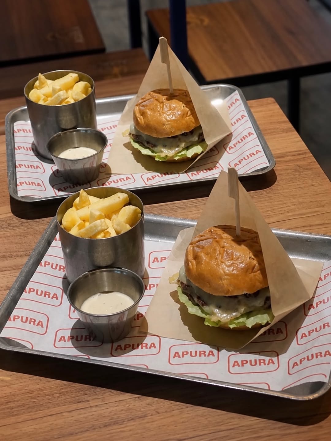 Somos del tipo de plan que empieza con un “vamos a picar algo” y ¡acaba con un menú burguer para cada uno! 🍔🍔🔥

📍Calle G