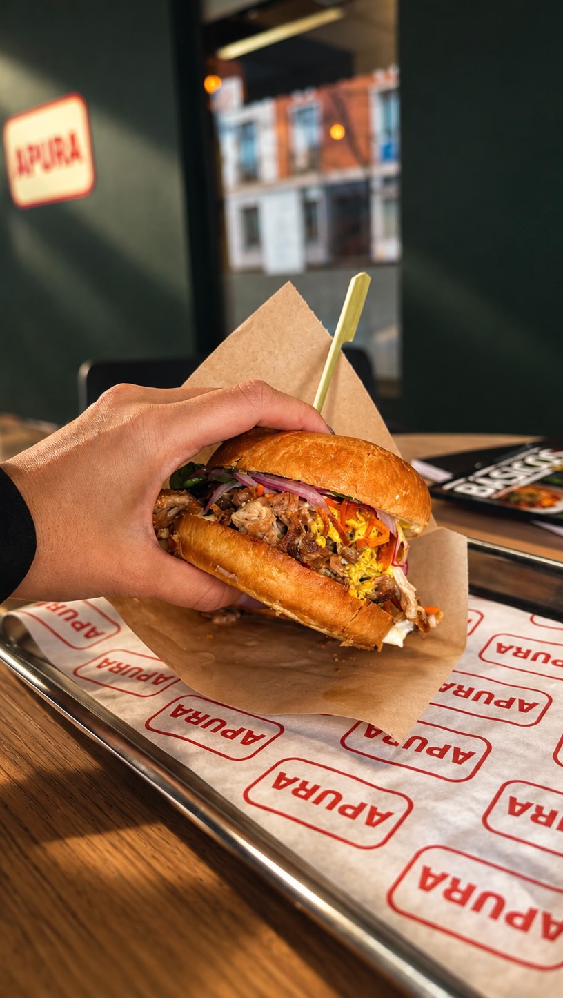Un rico brioche pone la guinda a cualquier tardeo❤️ 

🥙BRIOCHE DE CHICHARRÓN DE CERDO

Te esperamos en @apura 
📍Calle Ge