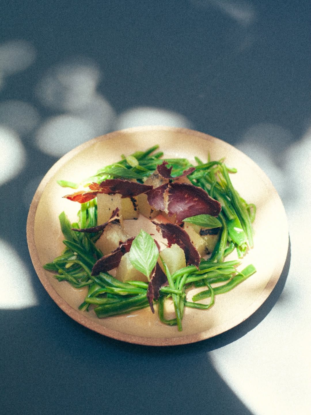 Otro de nuestros platos nuevos en carta.
Ensalada de melón a la brasa, cecina, vainas y emulsión de piparras.
Fresca,