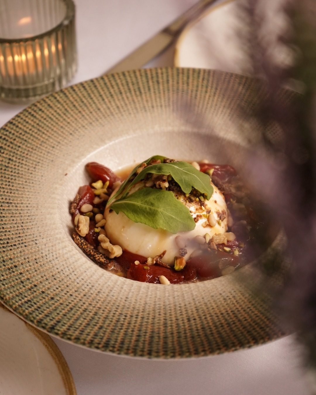 Una 𝐛𝐮𝐞𝐧𝐚 𝐛𝐮𝐫𝐫𝐚𝐭𝐚 al centro de la mesa siempre es el inicio perfecto de una gran comida de verano.
𝐄𝐧 𝐀𝐫𝐚𝐧𝐝𝐚 𝐧𝐨𝐬 𝐪𝐮𝐞𝐝𝐚𝐦