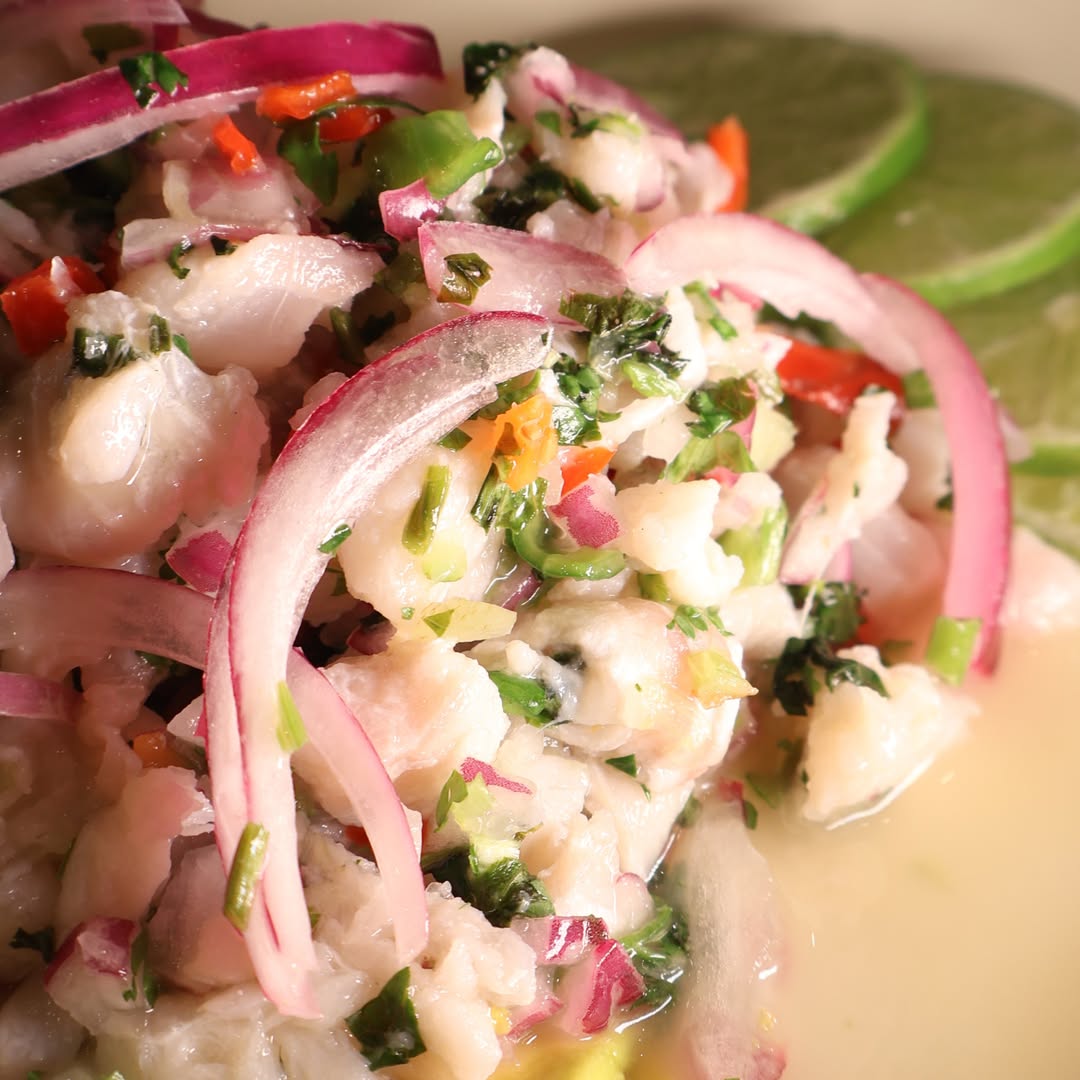 Frescura que despierta los sentidos. ✨
Nuestro Ceviche de corvina salvaje con leche de tigre es una expresión de sabor,