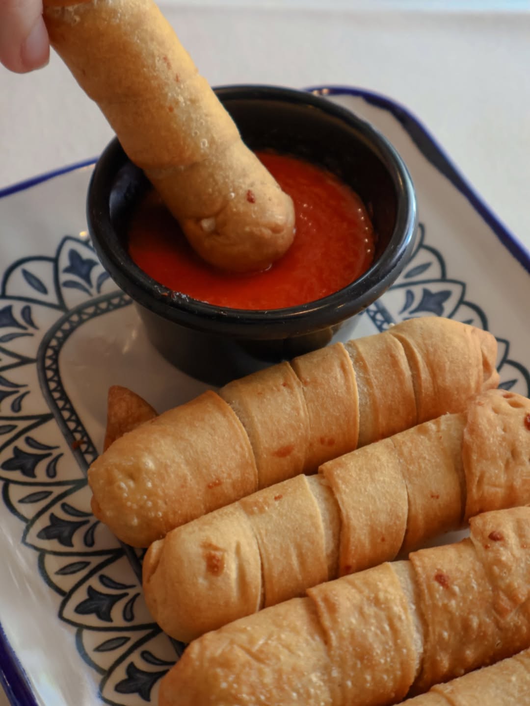 ✨ Un clásico que se convierte en experiencia.
Tequeños dorados, crujientes y delicadamente rellenos de queso, preparado