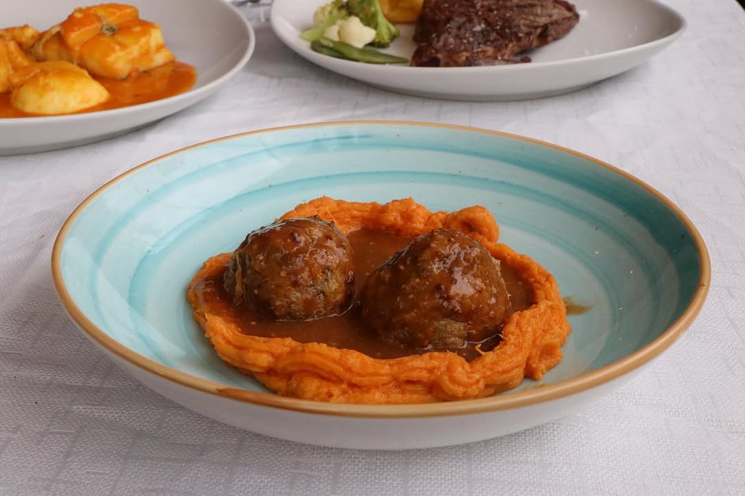 ¿Comida española en un thai? Ven a nuestro restaurante en Pozuelo y disfruta de una amplia selección de comidas 😋 
Reser