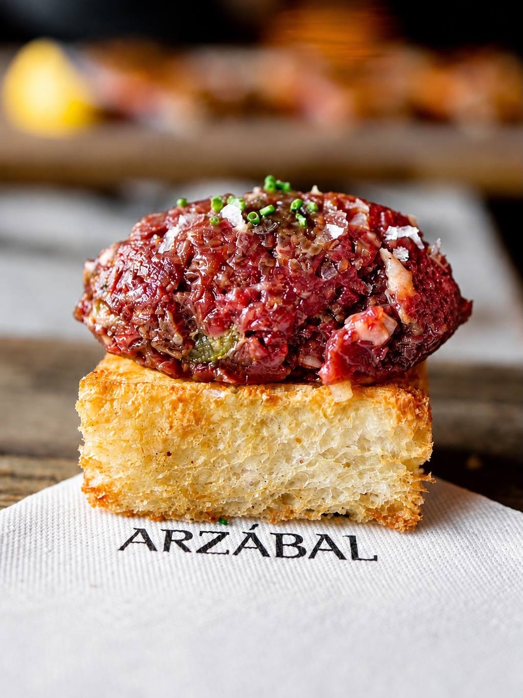 Un bocado maravilloso de nuestra barra para empezar el finde.

Brioche de steak tartar.

De solomillo cortado a cuchillo