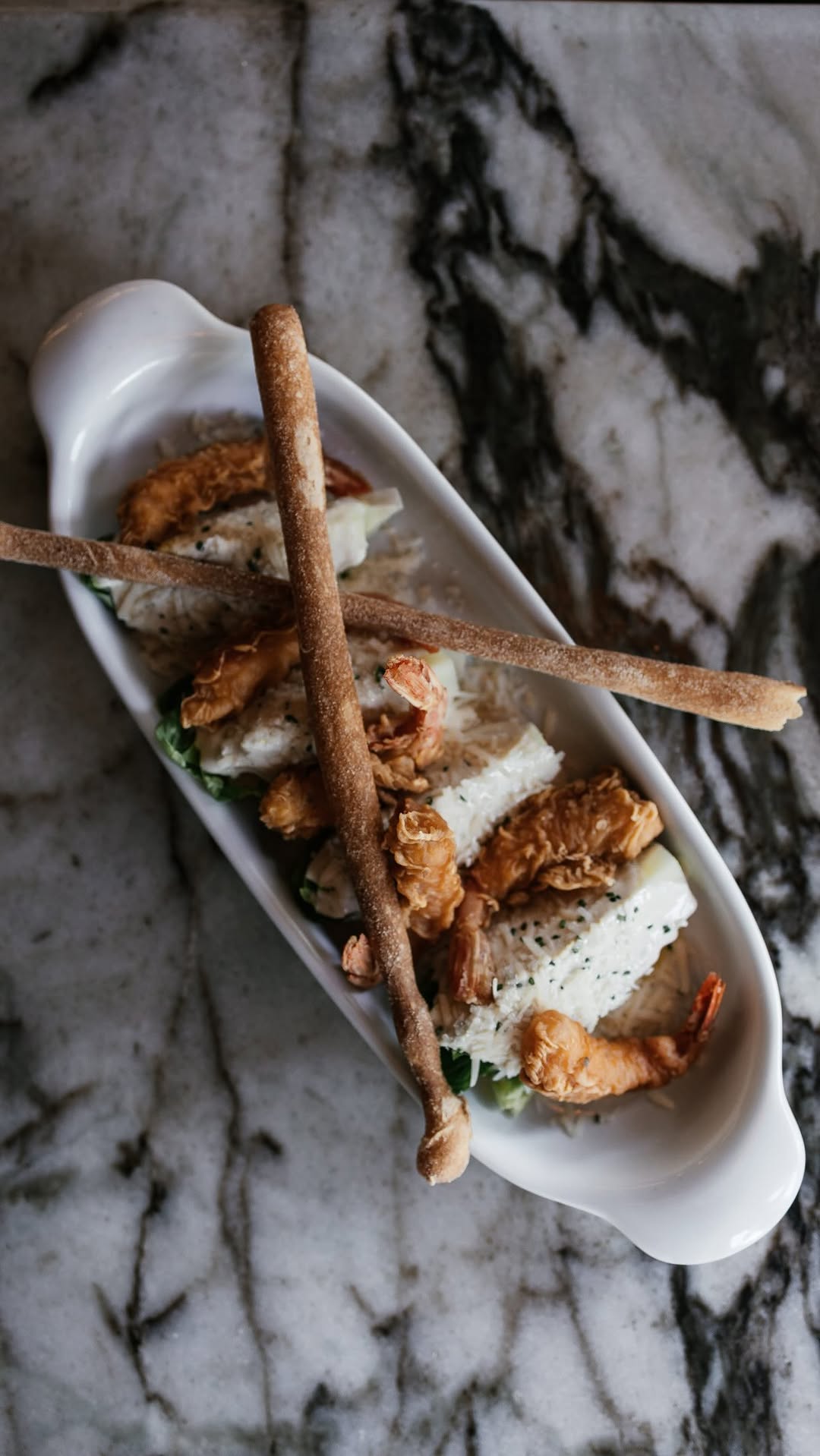 Cositas frescas, que apetecen.

Nuestra versión de una César. Cambiamos el pollo por unas gambas en tempura súper crujie
