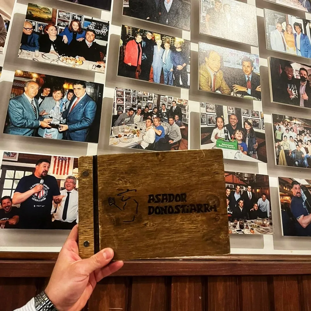 Asador Donostiarra 🔥 4'6⭐
Clásico entre clásicos. Madrid en estado puro.

✨ Entrar aquí es recordar por qué algunos siti