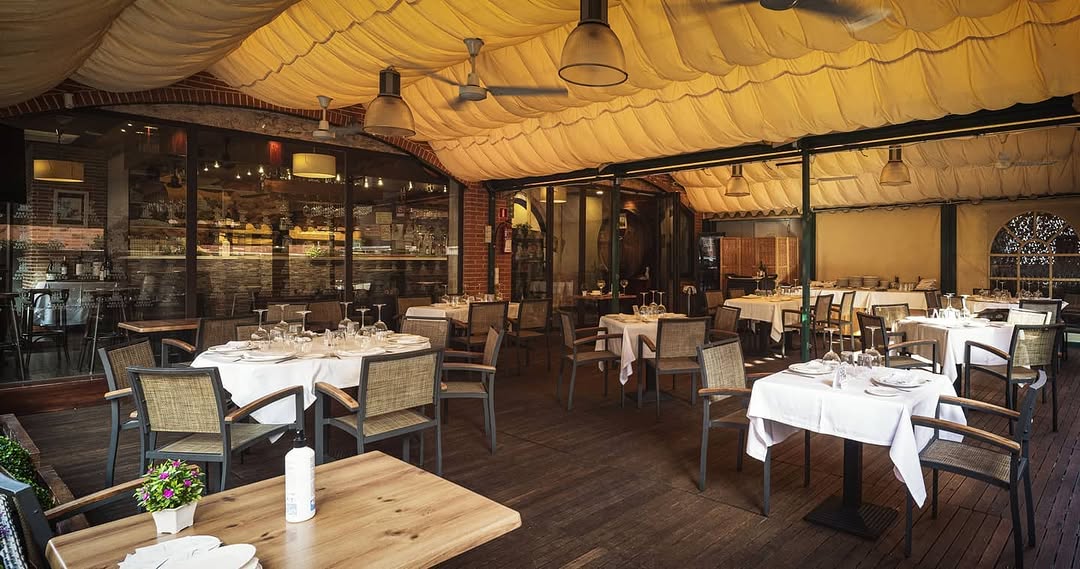 Ven a conocer nuestra terraza, la hemos rediseñado y acondicionado pensando en tu seguridad, para que la disfrutes en co