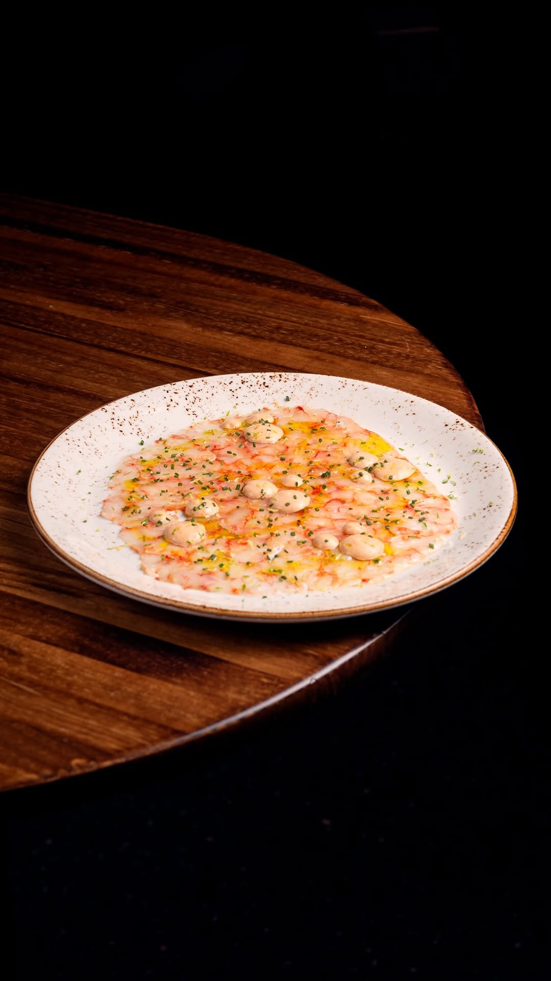 En nuestra barra también encontrarás producto de calidad: carpaccio, gildas y mucho más, listos para un aperitivo entre