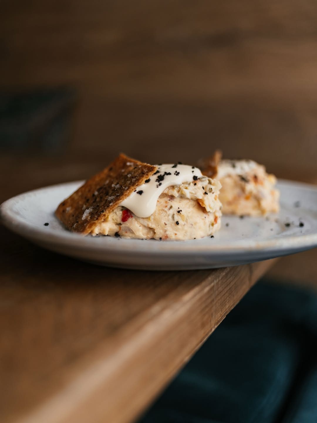 Ensaladilla. Tan fácil. Tan difícil.
La nuestra, clásica. Mahonesa casera y receta tradicional. Con una coca de cerveza