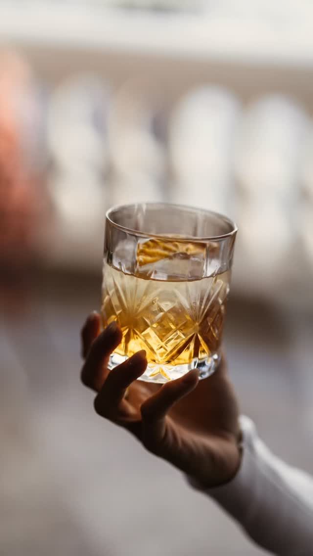 Before spring begins, let’s raise a glass to the last winter night.
-
Antes que comience la primavera, brindemos por la 