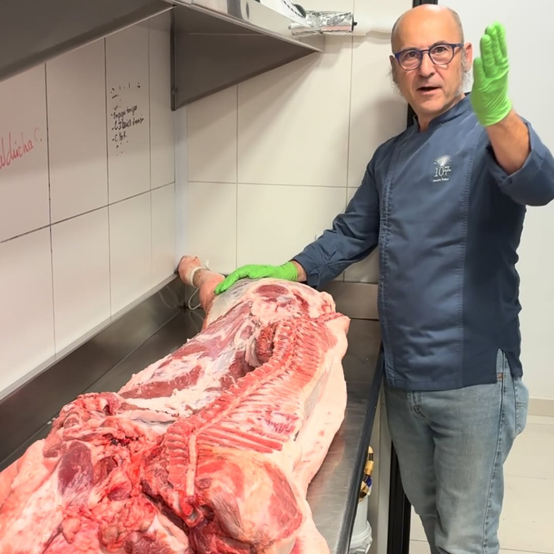 Lumbre encendida, banco de madera,
y el cerdo, que ya lo dio todo, que ahora lo dará todo.
Manos de abuelo que conocen e