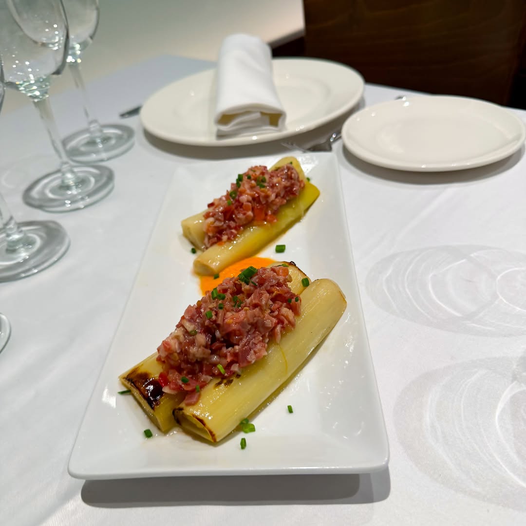 Puerros confitados con vinagreta de jamón ibérico.
Cocina sin artificios, de la que empieza por elegir bien el producto