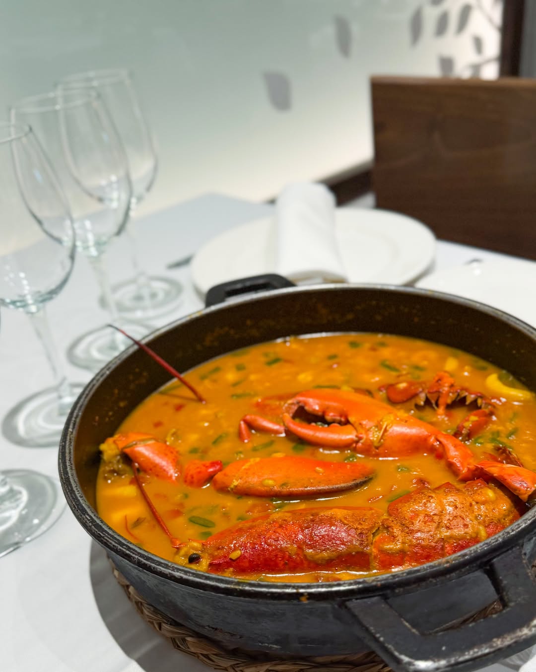 𝐀𝐫𝐫𝐨𝐳 𝐦𝐞𝐥𝐨𝐬𝐨 𝐝𝐞 𝐛𝐨𝐠𝐚𝐯𝐚𝐧𝐭𝐞.
Bogavante, un buen fondo y un arroz trabajado hasta conseguir ese punto meloso que concentra